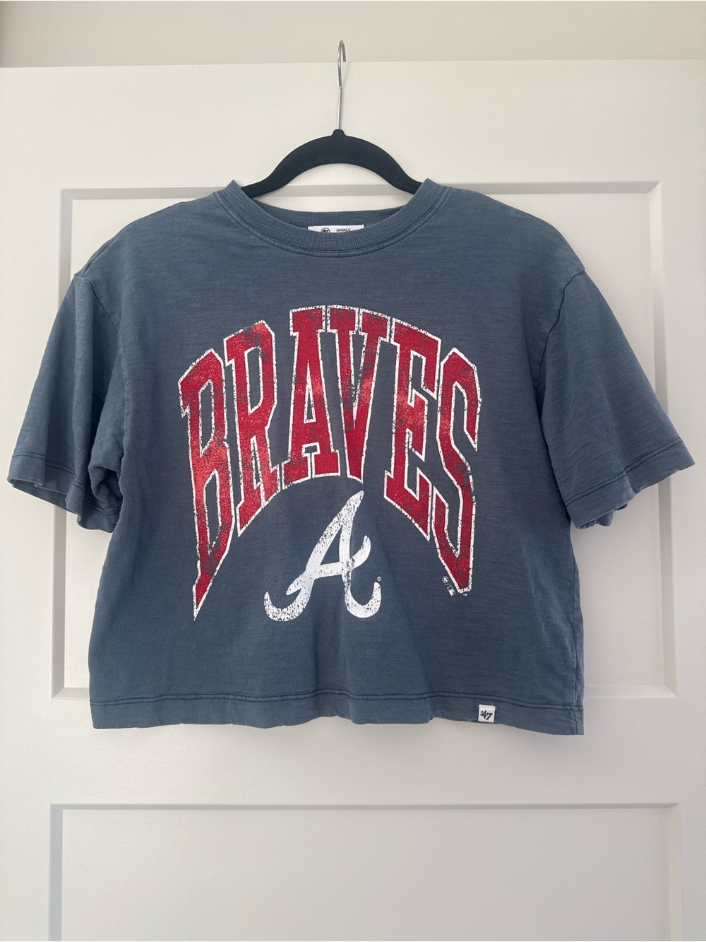 Atlanta Braves Womens 47 Mindi Cropped Short Sleeve Tee - Rusted Navy Small